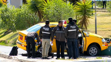 Policía realiza investigaciones por asesinato a taxista en Carcelén Bajo, norte de Quito.