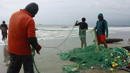 Pescadores sostienen una red en la comuna de San Pedro, en Santa Elena, Ecuador.