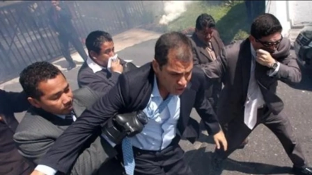 El entonces presidente Rafael Correa fue rescatado tras permanecer horas en el Hospital de la Policía Nacional el 30 de septiembre de 2010