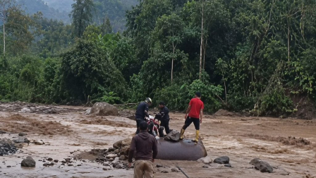 Una creciente de río dejó atrapados a varios trabajadores en La Troncal.
