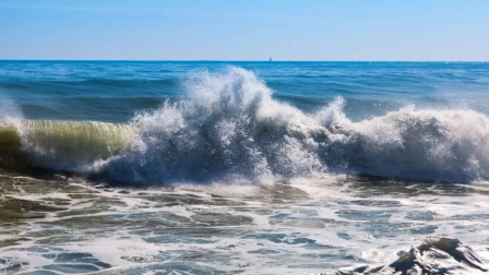 Fuerte oleaje y aguaje hacen que el mar ingrese a sectores poblados en Manabí