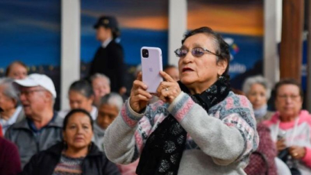 Estudios en Ecuador muestran que cada vez más adultos mayores usan celulares y redes sociales, aunque todavía enfrentan barreras para conectarse con autonomía y seguridad.