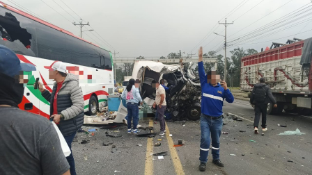 Un vehículo blanco quedó completamente destrozado tras un choque en la Panamericana Sur, sector Tambillo.