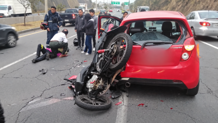 Un siniestro entre una motocicleta y un automóvil mantiene cerrados dos carriles de la Ruta Viva.