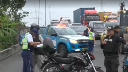 Agentes de la ATM revisan las pertenencias de un motociclista que fallecío en siniestro de tránsito en la av. Perimetral.