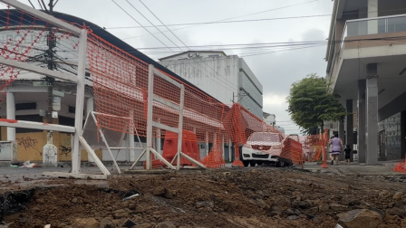 Los trabajos de reconstrucción avanzan por tramos en esta vía del centro de Guayaquil.