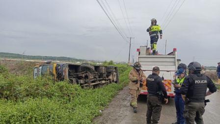 Más de 10 personas heridas tras el volcamiento de un bus en el Guasmo Sur.
