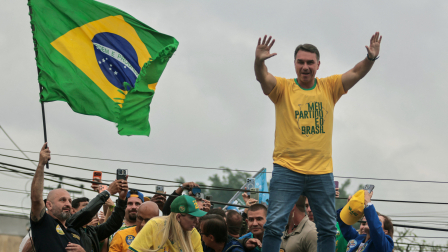 El senador de derecha y candidato presidencial brasileño Flavio Bolsonaro, del Partido Liberal (PL), saluda durante un mitin de campaña.