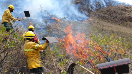 Un incendio forestal de ás de 36 horas se registra en uno de los principales caminos que conducen a Machu Picchu, en Perú.