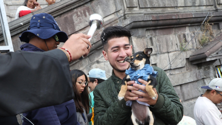 Decenas de personas llegaron a la plaza de San Francisco, en el centro de Quito para participar de la bendición de los animales.