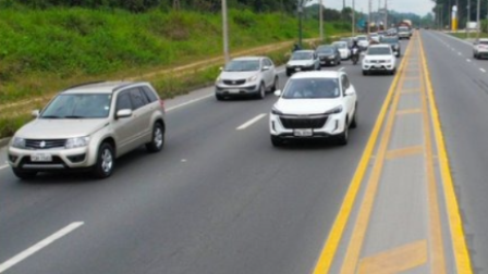Vehículos circulan por la vía Alóag-Santo Domingo.