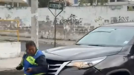 Mujer intentó evitar que una conductora huyera tras un siniestro de tránsito.