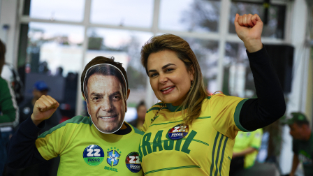 Los partidarios del candidato presidencial de derecha de Brasil, Flavio Bolsonaro, reaccionan mientras esperan los primeros resultados en Porto Alegre, Brasil.