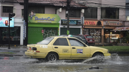 Llluvias intensas en la capital provocaron daños en las vías en Quito este domingo 4 de octubre de 2026.