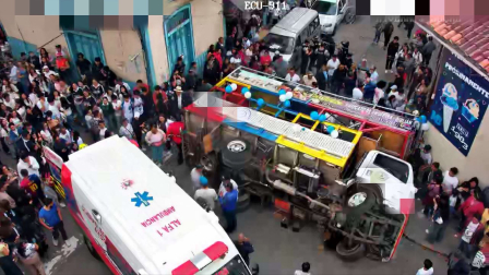 Una chiva se volcó el sábado 3 de octubre en el centro de Azogues, provincia de Cañar.