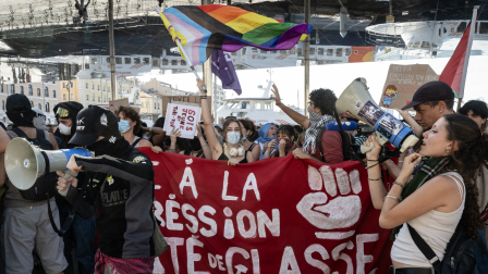 Los manifestantes marchan al margen del bloqueo nacional de estudiantes de secundaria en Marsella, al sur de Francia, el 5 de octubre de 2026.