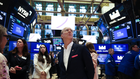 inversionistas miran las pantallas en la Bolsa de Nueva York este lunes 5 de octubre.