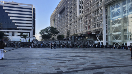 Ciudadanos hacen fila para realizar trámites de la Agencia Nacional de Tránsito.