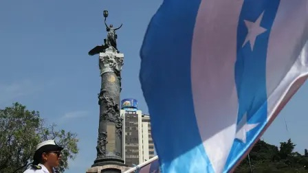 Monumento a los Próceres de la Independencia, en el Parque Centenario de Guayaquil, junto a la bandera de la ciudad.