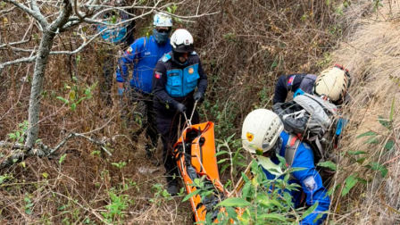 Agentes de criminalistica recuperaron el cuerpo de Joselyn Oña en las inmediaciones del río Chiche.