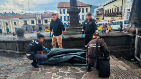 Personal de Criminalística realiza el levantamiento del cuerpo de un hombre en el Centro Histórico de Quito.
