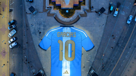 Esta vista aérea muestra una camiseta gigante que conmemora la despedida de Lionel Messi de la selección argentina de fútbol, ​​exhibida en el Monumento a la Bandera Nacional en Rosario, Argentina