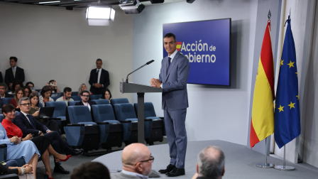 El presidente del Gobierno español, Pedro Sánchez, ofrece una rueda de prensa tras una reunión del Consejo de Ministros, un día después de anunciar elecciones generales anticipadas.