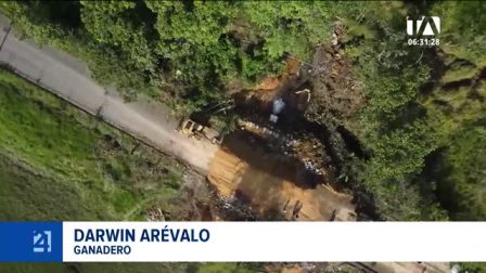 El colapso de una mesa vial tras el incremento de lluvias encendió las alarmas en el sector productivo, que exige el monitoreo inmediato de la infraestructura vial. Un reportaje de Brigette Mancheno