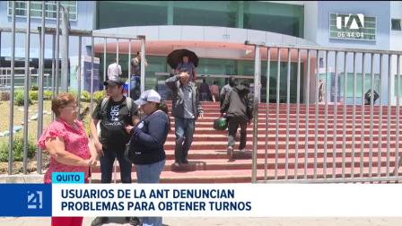 Extensas filas y frustración ciudadana marcan la jornada en las agencias de la ANT, donde la interrupción de la plataforma impidió la entrega de turnos. Un reportaje de Juan Miguel Rodríguez