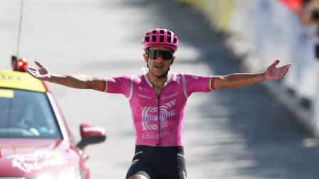 Richard Carapaz, ciclista ecuatoriano, celebra una victoria de etapa en una competencia de la temporada 2025.