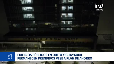 Un recorrido del noticiero constató el encendido nocturno en dependencias de Quito y Guayaquil frente al racionamiento industrial. Un reportaje de Carlos Sacoto