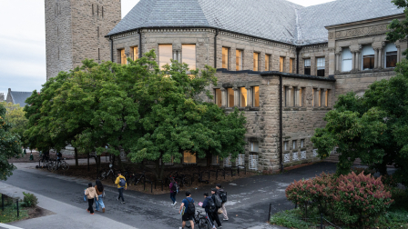 Estudiantes caminando por el campus de la Universidad de Cornell en Ithaca, Nueva York.