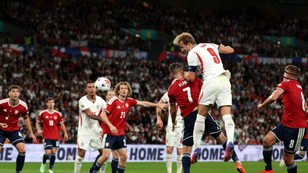El delantero de Inglaterra, Harry Kane (n.º 9), marca el tercer gol del equipo durante el partido de fútbol de la Liga de Naciones de la UEFA (Liga A, Grupo 3) entre Inglaterra y la República Checa en el estadio de Wembley, Londres,