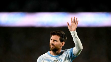 El delantero argentino Lionel Messi (n.º 10) saluda a los aficionados mientras calienta antes del partido amistoso internacional de fútbol entre Argentina y Benín en el estadio Más Monumental de Buenos Aires, el 6 de octubre de 2026.