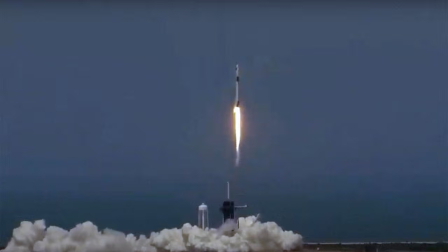 Un cohete Falcon 9 durante el lanzamiento del primer satélite del proyecto Suncatcher de Google.