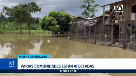 El incremento del caudal afectó viviendas, cultivos y vías en Esmeraldas, obligando a los pobladores a trasladarse en balsas. Un reportaje de Gregory Rosero