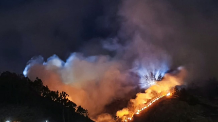 Incendio forestal de gran magnitud en Ambato: brigadas combaten las llamas en Apagua