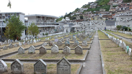 Un extranjero fue detenido tras realizar disparos en el cementerio de San Diego, ubicado en el centro de Quito.