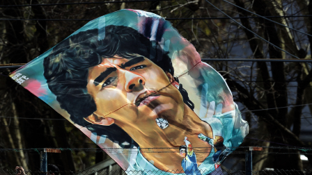 Los hinchas de Gimnasia y Esgrima La Plata vitorean a su equipo y a su nuevo entrenador, el exfutbolista argentino Diego Maradona.