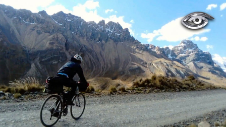Miles de kilómetros rodando por Ecuador y Sudamérica no han saciado la sed de asfalto de un ciclista que desafía la geografía y el cansancio a fuerza de voluntad. Entre récords extremos que van desde conectar Rumichaca con Huaquillas en cincuenta y ocho horas hasta recorrer cada rincón del país, Mario Villegas sigue escribiendo, pedal a pedal, una historia de resistencia, pero también de pasión.