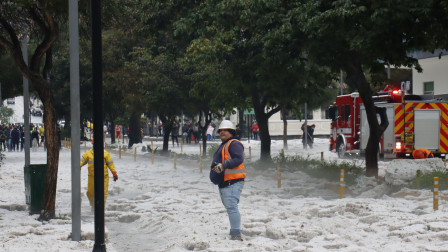 En la av. Colón se acumuló el granizo la tarde de este 7 de octubre de 2026.