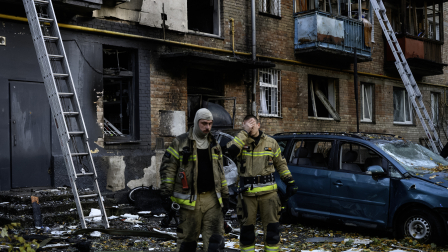 Equipos de rescate trabajan en el exterior de un edificio residencial de cinco pisos dañado tras un ataque con drones rusos en Kiev el 7 de octubre de 2026