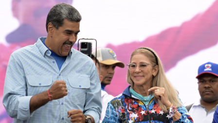 Nicolás Maduro baila junto a su esposa, Cilia Flores, en el mitin de cierre de campaña en Caracas el 25 de julio de 2024.