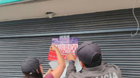 Arcsa clausuró una farmacia en el centro de Loja.