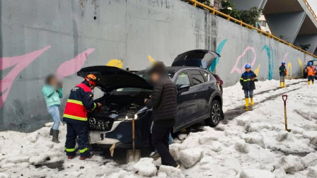 Un vehículo quedó atrapado entre el granizo que cayó en Quito el miércoles 8 de octubre de 2026.