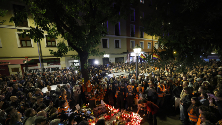 Manifestantes se congregan frente a su apartamento para rendir homenaje a Maricarmen Abascal, la pensionista de 87 años cuyo desahucio desencadenó protestas