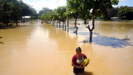Una inundación se registró en Balao, Guayas en medio del fenómeno de El Niño.