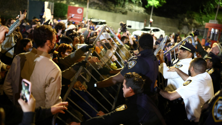 Manifestantes y agentes del orden se enfrentaron cerca del lugar donde un hombre fue baleado por un agente del Servicio de Inmigración y Control de Aduanas (ICE)