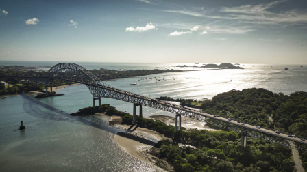 Esta vista aérea muestra el Puente de las Américas en la entrada del Pacífico del Canal de Panamá.