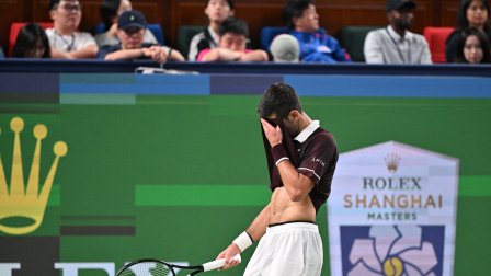 El serbio Novak Djokovic se seca el sudor entre juegos contra el polaco Hubert Hurkacz